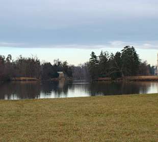 Zámecký park s jezírkem a Minaretem v dáli
