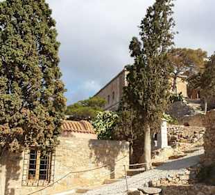 Verschiedene terassenförmig angeordnete Bauten