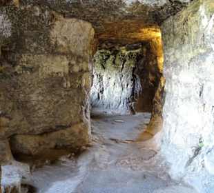 Rundgang durch die Felsgänge der Kasematten