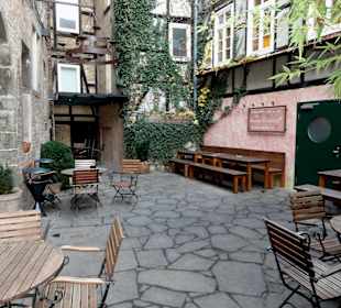 Blick auf die Tische des Hofes vor dem Eingang