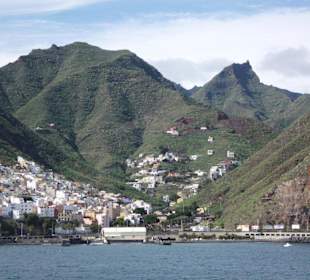 Blick zum Hafen San Sebastian