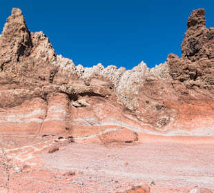 Красные горы рядом с чертовыми пальцами