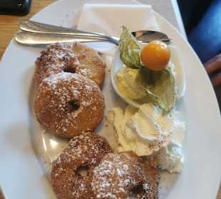 Apfelküchle mit Vanilleeis