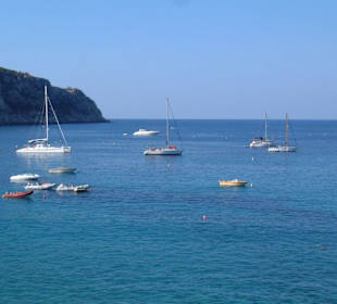 Liegeplatz der Boote vor dem Strand