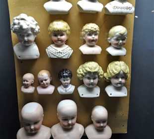 In der Puppenabteilung des Spielzeugmuseums