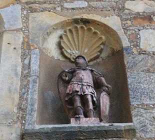 Figuren an der Außenwand