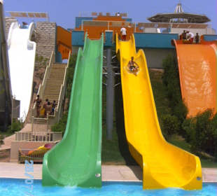 2 "normale" Rutschen zwischen Halfpipes