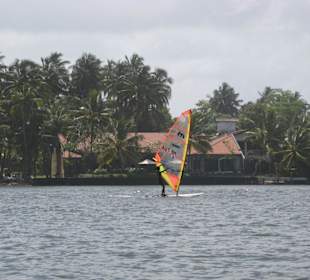 Fluß zwischen Festland und Hotel