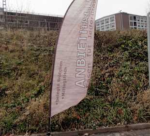 Hinweis-Fahne für die Anbiethalle
