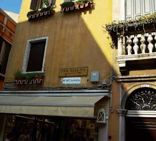 WC und Brückenhinweise an der Hauswand