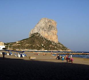 Der Peñón de Ifach vom Strand aus