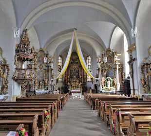 Blick in das Langschiff der Pfarrkirche