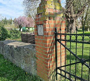 Eingangsbereich Friedhof Toitz