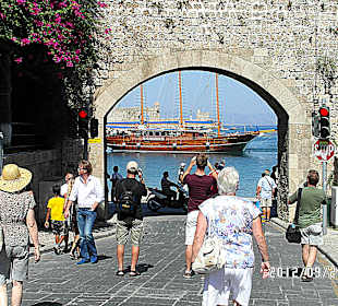 Blick durch das Stadttor zum Hafen von Rhodos