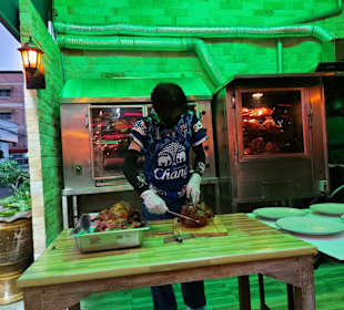 Chefgriller teilt das Hähnchen