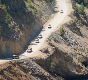 Der staubige Weg zur Staumauer