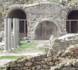 Lagerung der Säulen vor dem Theater