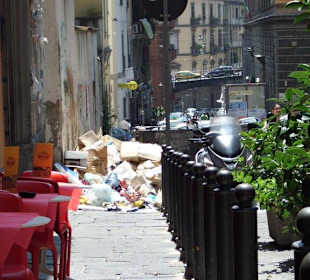 Müll versperrt den Weg