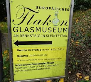 Hinweisschild des Flakonglasmuseums