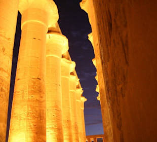 Luxor-Tempel beleuchtet bei Nacht