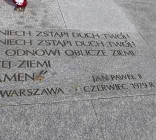 Bodenplatte mit Gebet vor dem Papst-Kreuz