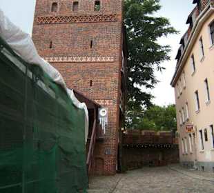 Torun: Links der Schiefe Turm