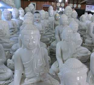 Die fertigen Figuren an einem Verkaufsstand