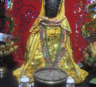 Geschmückte Skulptur in einem der Tempel