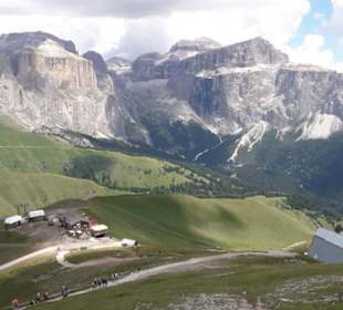 Widok w stronę Sass Pordoi 2950 m np.m.m