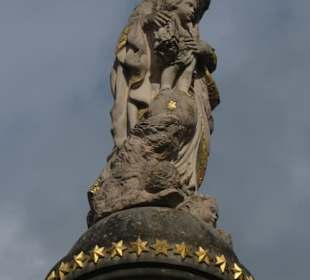 Mariensäule vor der Kirche St. Peter und Paul