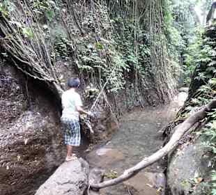 Junge beim Angeln im Affenwald