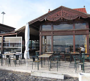 Die Terrasse des Cafés Marisqueira