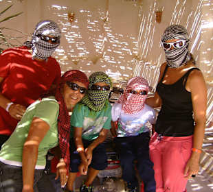 Susi und wir vor dem Quad