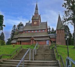 Stabkirche steht gegenüber vom Walpurgishof