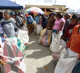 In den Säcken sind Tiere zum Verkauf
