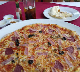 Wagenradgroße tolle Pizza