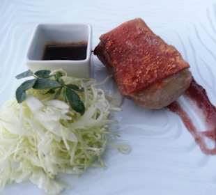 Knusperiges Spanferkel mir Kraut