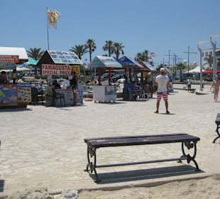 Ticketverkäufer am Hafen vor dem Hotel