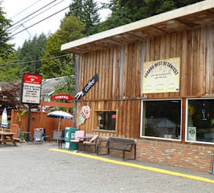 Das Café von der Straße aus gesehen