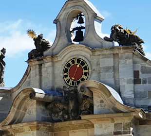 Nebengebäude mit Uhr