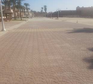 Promenade vorm Hotel Albatros White Beach