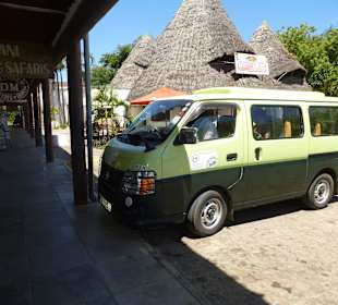 Transferbus vor dem Büro