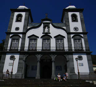 Viele Stufen führen zur Kirche