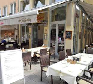 Außenansicht und Eingang der Osteria Vetro