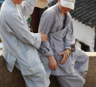 Die Novizen auf der Brücke zur Freilassung