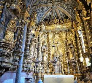 Altarbereich im rechten Langschiff