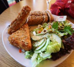 Gebackener Schafskäse mit Brot und Butter 