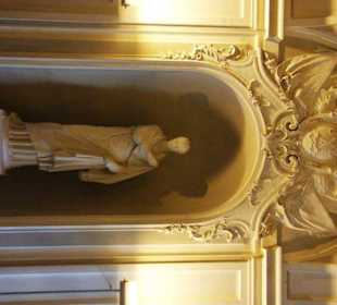 Figuren in der Wand linker Bereich