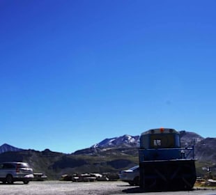 Alte Pistenraupe und Haltestelle