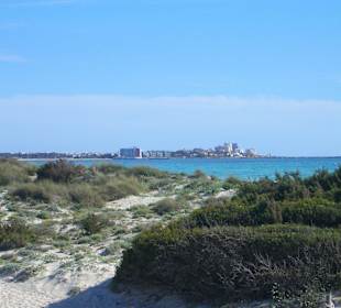 Dünen am Es Trenc mit Blick auf Hotel Marques 